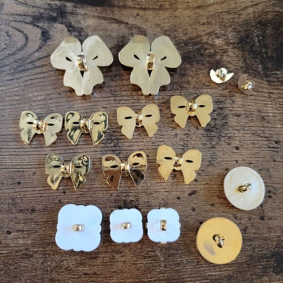 Christmas Themed Plastic Decorative Shank Buttons Mixed Lot of 16 - Picture 8 of 8